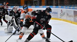 Lucas Edmonds (Michalovce) a Tomáš Zigo (Banská Bystrica) v zápase 11. kola hokejovej Tipsport ligy HK Dukla Michalovce - HC '05 TAM Banská Bystrica.