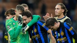 Futbalisti Interu Miláno oslavujú triumf nad Šachtarom Doneck.