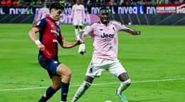 Slovenský obranca Adam Obert (vľavo) z Cagliari a Kolo Muani z Juventusu Turín počas zápasu 6. kola talianskej Serie A Cagliari Calcio - Juventus Turín.