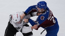 Hráč Colorada Avalanche Nathan MacKinnon (vpravo) počas bitky s obrancom Bradtom Clarkeom v zápase zámorskej NHL Colorado Avalanche – Los Angeles Kings.