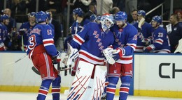 Na snímke hokejista New Yorku Rangers Marcus Pettersson (26) sa teší z gólu, ktorý strelil brankár Rangers Igor Šesterkin v zápase NHL New York Rangers - Tampa Bay Lightning.