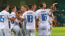 Slovenskí futbalisti oslavujú gól proti Moldavsku.