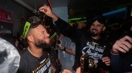 Hráči Milwaukee Brewers oslavujú.