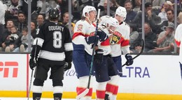 Ľavé krídlo tímu Florida Panthers Brad Marchand (druhý sprava) je po zranení odprevádzaný z ľadu ľavým krídelníkom Bradym Tkachukom (druhý zľava) a obrancom Nikom Mikkolom.