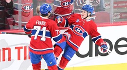 Hokejista Montrealu Canadiens Jake Evans (71) sa teší z víťazného gólu, ktorý strelil jeho spoluhráč Cole Caufield (13).