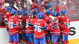 Slovenský hokejista Montrealu Canadiens Juraj Slafkovský (20) sa teší so spoluhráčmi z víťazného gólu, ktorý strelil Cole Caufield v predĺžení.