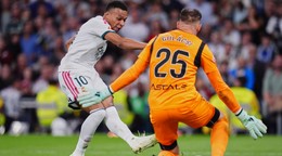 Brankár Villarrealu Peter Gulacsi v zápase proti Realu Madrid.