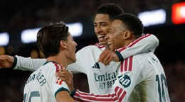 Futbalisti Realu Madrid oslavujú gól do siete Barcelony.