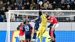 Slovenský brankár Dominik Greif (uprostred) z Olympique Lyon vyráža loptu v zápase 3. kola ligovej fázy Európskej ligy vo futbale TSG Hoffenheim - Olympique Lyon.