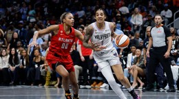 Gabby Williams a Naz Hillmon.