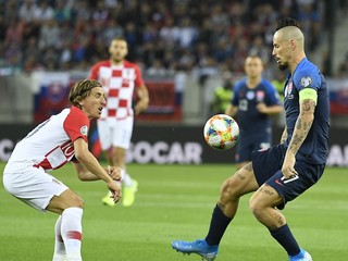 Marek Hamšík (vpravo) a Luka Modrič v zápase Slovensko - Chorvátsko v kvalifikácii na EURO 2020.