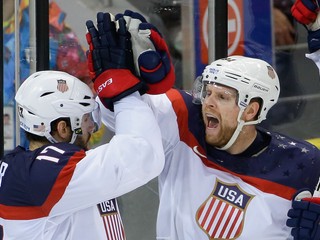 Phil Kessel (vpravo) si obliekol dres USA na zimných olympijských hrách 2014 v Soči. Do nominácie na Svetový pohár o dva roky neskôr sa však nezmestil.