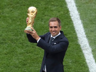 Philipp Lahm s trofejou pre majstrov sveta.