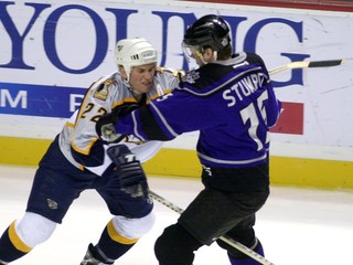 Greg Johnson (vľavo) a Jozef Stumpel v zápase NHL Nashville Predators - Los Angeles Kings.