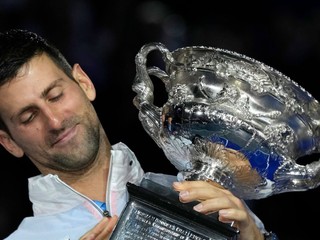 Novak Djokovič s trofejou pre víťaza Australian Open. 