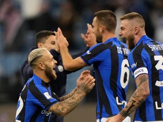 Hráči Inter Miláno sa tešia zo zisku talianskeho Superpohára.