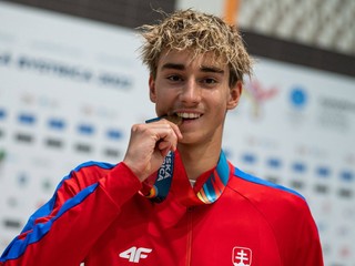 Samuel Košťál s bronzovou medailou na 200 metrov motýlik 
z juniorských majstrovstiev Európy.