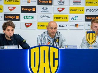 Záber z tlačovej konferencie tímu DAC 1904 Dunajská Streda. V strede je tréner Adrián Guľa.