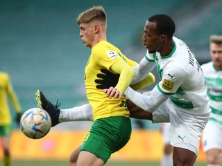 Timotej Jambor (vľavo) a Haiderson Hurtado Palomino v zápase MŠK Žilina - MFK Skalica.