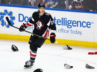 Útočník Buffala Sabres Dylan Cozens strelil prvý hetrik v NHL. 
