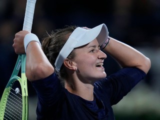 Česká tenistka Barbora Krejčíková oslavuje po jej výhre nad Poľkou Igou Swiatekovou.