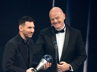 Lionel Messi pri preberaní ceny od Gianniho Infantina.