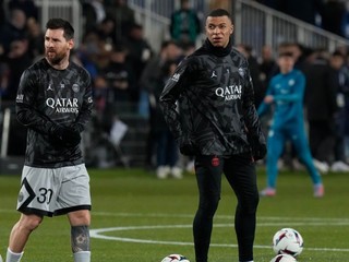 Futbalisti PSG Lionel Messi (vľavo) a Kylian Mbappé. 