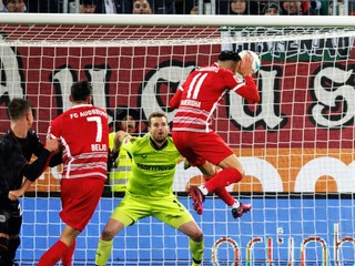 Mergim Berisha strieľa gól v zápase  FC Augsburg - Bayern Leverkusen.