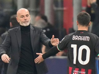 Tréner AC Miláno Stefano Pioli a jeho zverenec Brahim Diaz.