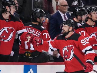 Tomáš Tatar oslavuje gól v drese New Jersey.