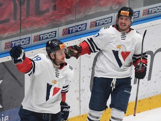 Milan Kytnár (vľavo) a Marcel Haščák sa v drese HC Slovan Bratislava tešia po strelenom góle.