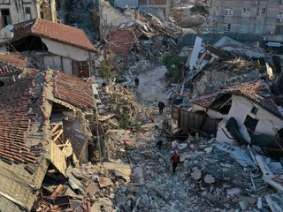 Situácia v tureckom meste Antakya po ničivom zemetrasení.