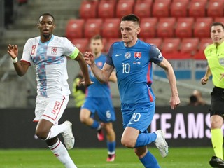 Róbert Polievka (vpravo) Christopher Martins v zápase Slovensko - Luxembursko v kvalifikácii EURO 2024.