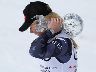 Mikaela Shiffrinová s malým krištáľovým glóbusom pre víťazku disciplíny obrovský slalom.