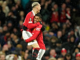 Antony (vľavo) a Marcus Rashford sa tešia po strelenom góle v drese Manchester United.