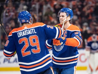 Connor McDavid a Leon Draisaitl v drese Edmonton Oilers.