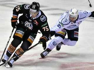 Na snímke zľava obranca HC Košice Alex Breton a nitriansky útočník Filip Bajtek.