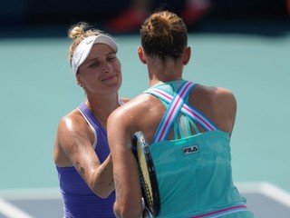 Markéta Vondroušová (vľavo) a Karolína Plíšková na turnaji WTA Miami 2023.