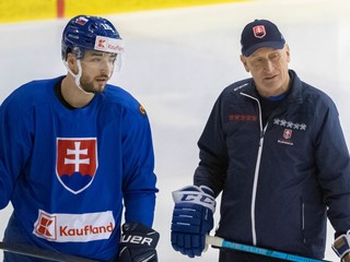 Slovenský útočník Róbert Lantoši s reprezentačným trénerom Craigom Ramsaym.