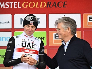 Tadej Pogačar s riaditeľom pretekov Amstel Gold Race Leom van Vlietom.