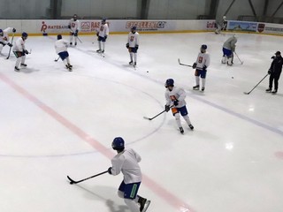 Slovenskí hokejisti do 18 rokov počas tréningu.