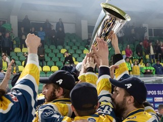 Radosť hráčov HC 19 Humenné z titulu SHL.