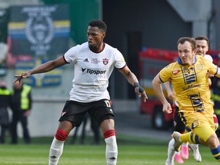 Futbalista Trnavy (vľavo) Abdulrahman Taiwo v súboji s Miroslavom Káčerom, archívny záber.