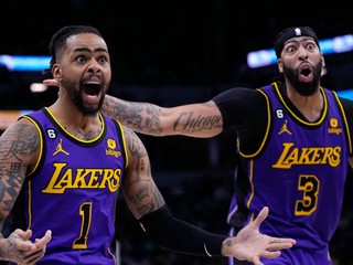 Basketbalisti Los Angeles Lakers D'Angelo Russell (vľavo) a Anthony Davis.