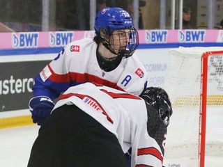 Dalibor Dvorský (hore) a Calum Ritchie v zápase Slovensko - Kanada na MS v hokeji do 18 rokov 2023.