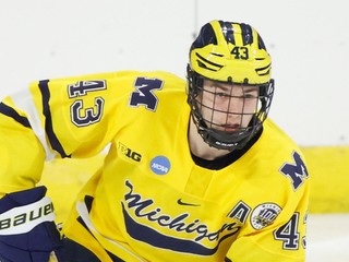 Luke Hughes v drese univerzitného tímu z Michiganu.
