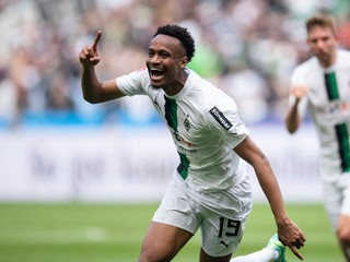 Nathan N'Goumou oslavuje gól proti Wolfsburgu.