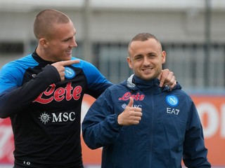 Stanislav Lobotka (vpravo) a jeho spoluhráč z SSC Neapol Leo Skiri Ostigard počas tréningu.