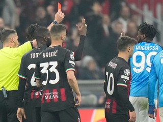 Futbalista Neapolu Andre-Frank Zambo Anguissa dostáva červenú kartu. 