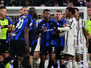 Futbalista Interu Miláno Romelu Lukaku (vľavo) a šarvátka v zápase s Juventusom Turín. 